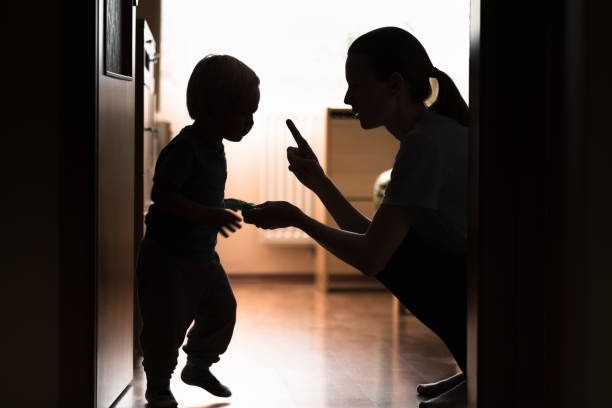 cara menghadapi anak tantrum, anak tantrum di tempat umum, validasi emosi anak, parenting positif, respons empatik untuk anak, komunikasi sehat dengan anak, tips parenting ibu muda